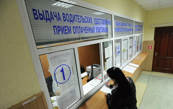 ГИБДД приостановила выдачу прав и регистрацию авто в Москве