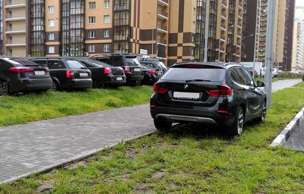 В Питере начали автоматически штрафовать за парковку во дворах
