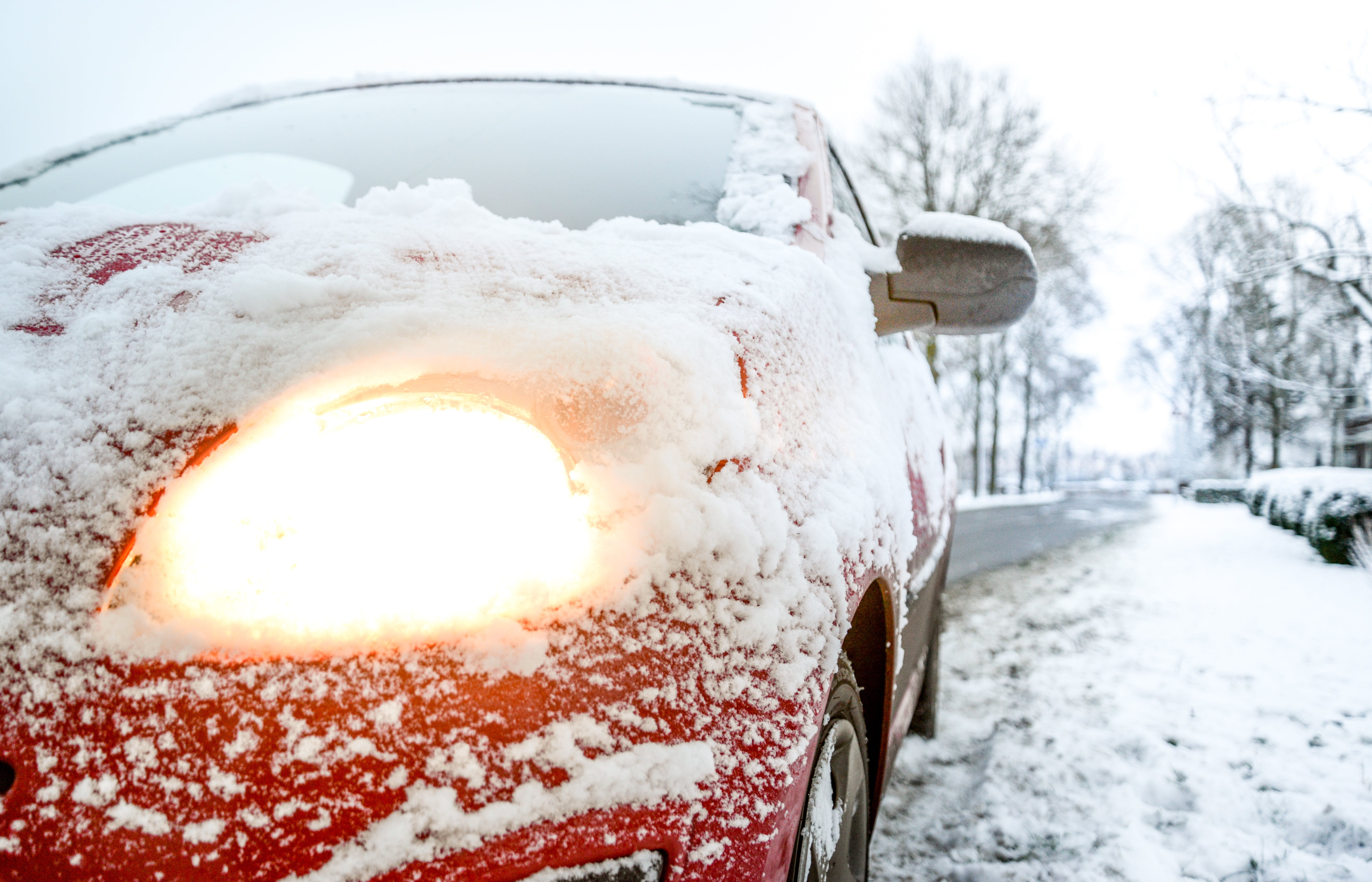 Включи про снежных. Машина зимой. Автомобиль под снегом. Авто в снегу. Заснеженная машина.