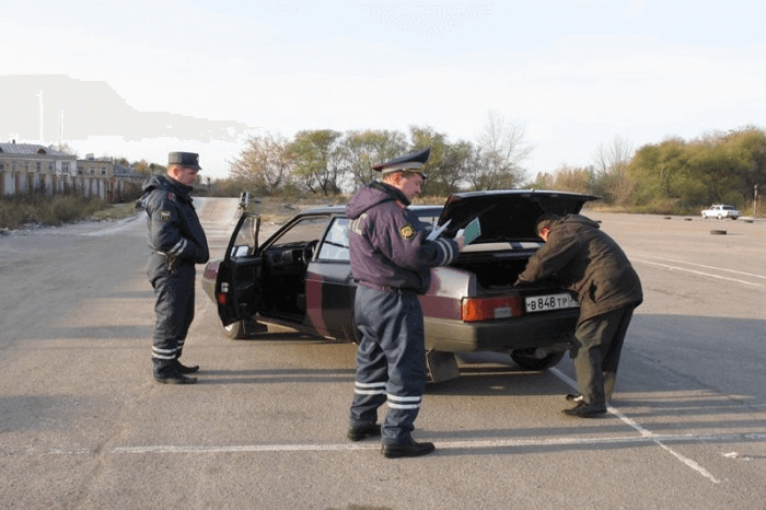 Осмотр автомобиля полицией